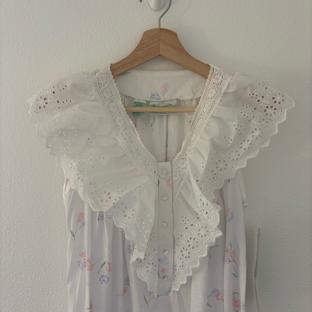 Vintage cottagecore style nightgown with lace and floral details - Picture 3 of 6